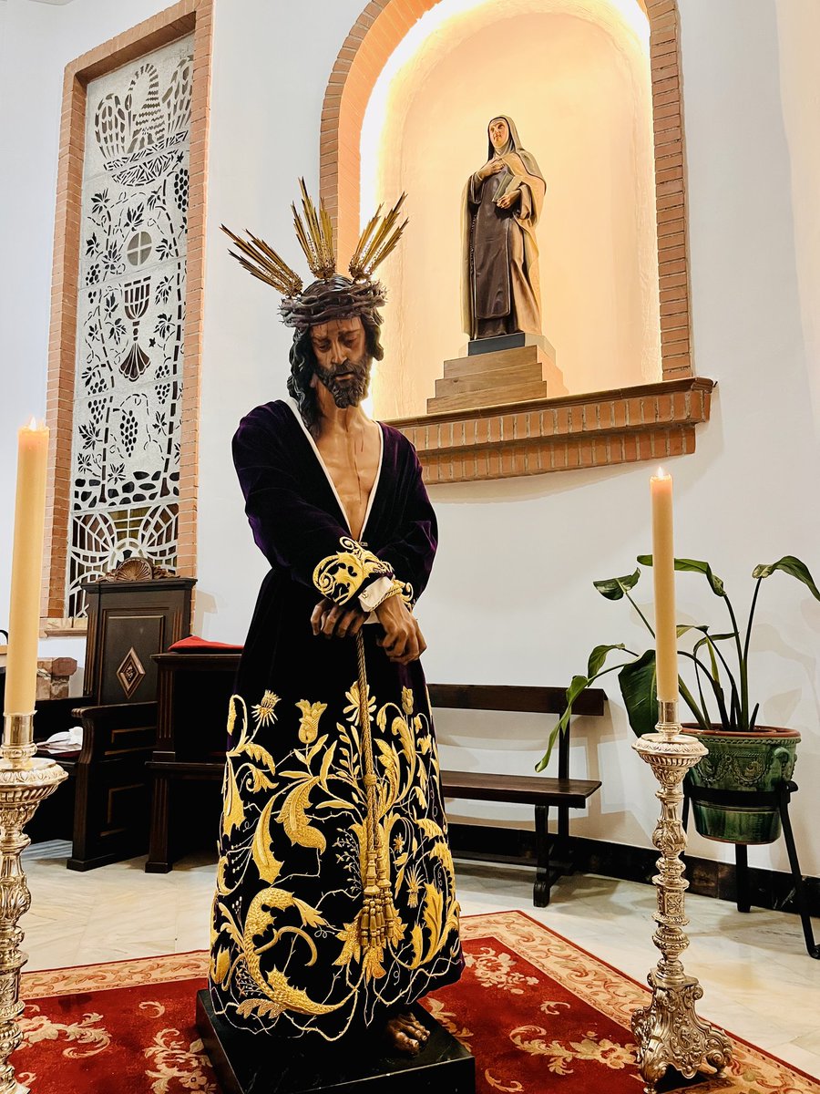 PRIOSTIA | El Señor de la Sentencia amanece, en el día de hoy, ataviado con la túnica de los Cardos.

Para sus Cultos y Función Principal, la Sagrada Imagen se reviste con la solemne túnica morada bordada, signo de recogimiento, penitencia y majestad.