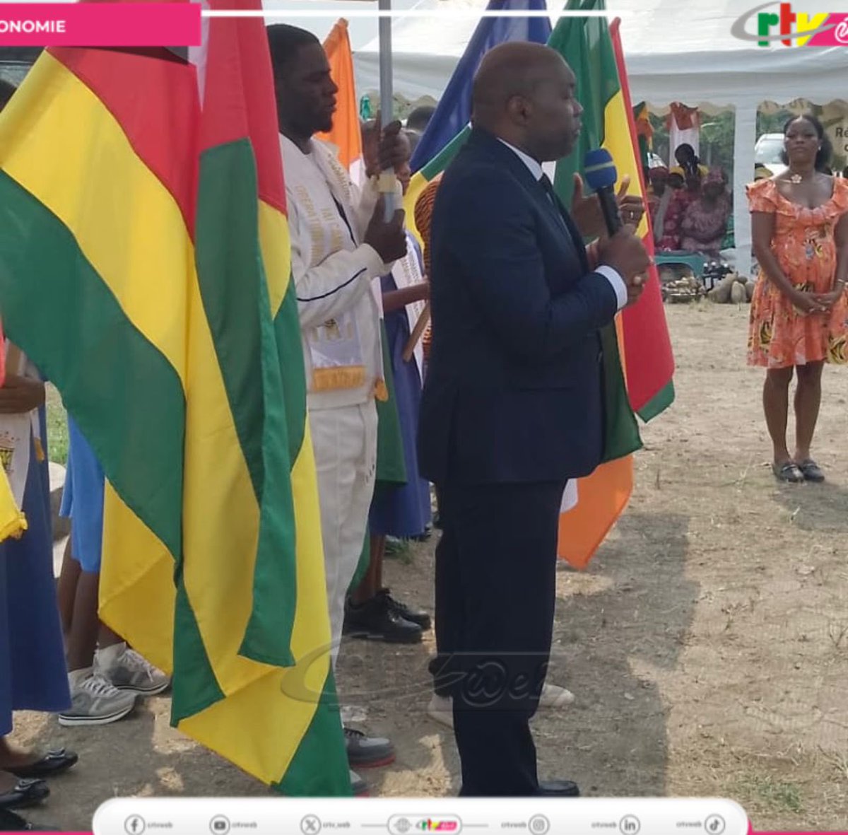 CRTV_web's tweet image. #Jif2026 
Les femmes de l’arrondissement de Dibamba dans la Sanaga Maritime ont reçu des attestations MIJEF 2035 ce lundi 02 mars 2026 à Logbajeck. La cérémonie était présidée par le Préfet de la Sanaga Maritime, en présence du Représentant Résident de l'#IAI-Cameroun,