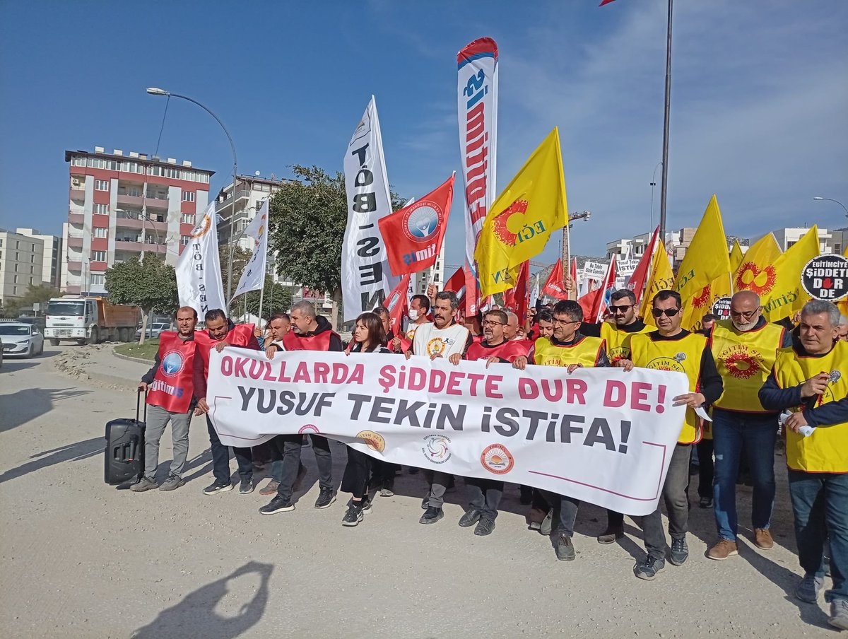 ogretmensendika's tweet photo. 📣 Hatay #FatmaNurÇelik için Defne Kaymakamlığı önündeyiz. 
 ‘’Katillerimizi yetiştirmek istemiyoruz’’
#ÖğretmenlerSahipsizDeğildir https://t.co/rvyVXK7aMt