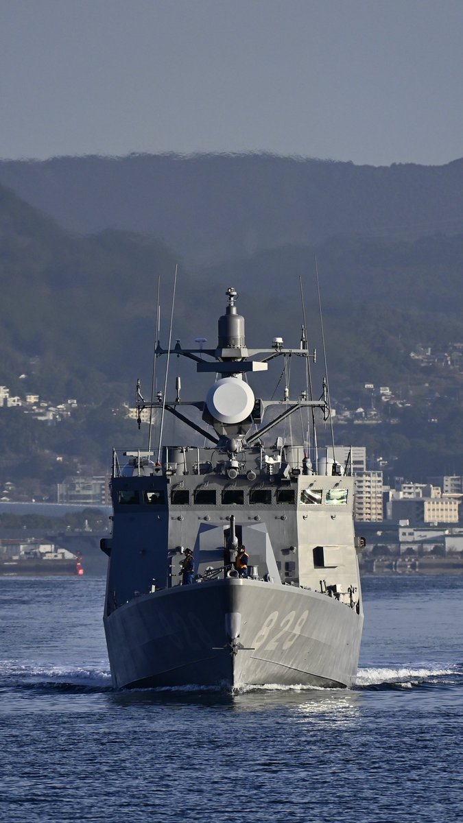 いせ」バックのPG-828ミサイル艇「うみたか」を9:16でトリミングして