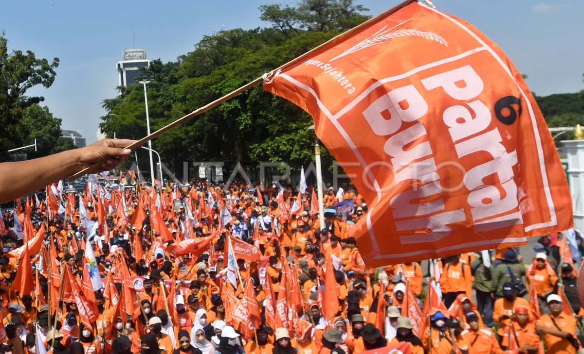 Info penting buat warga Jakarta: besok Rabu (4/3) bakal ada demo 500-1.000 buruh di Kantor Kementerian Ketenagakerjaan, Jakarta Selatan. Jadi, yang kerja lewat Gatot Subroto (Gatsu) bisa berangkat lebih pagi.

Aksi unjuk rasa ini dilakukan oleh Federasi Serikat Pekerja Metal