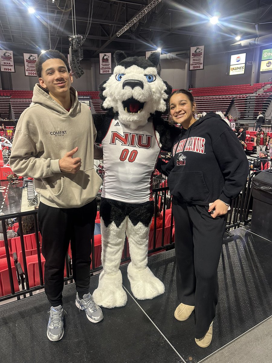 lincmiddlebrook's tweet photo. Saturday we had a chance to go see some some NIU basketball @NIUAthletics where my sister @lmiddlebrook13 is committed to play @NIUSoftball! It was a nice surprise when Coach @robharley34 showed up to speak to the fans at halftime! Go Huskies! @NIU_Football @GoHuskiesMBB @CoachAWang @CoachbjPatton @CoachDJBland @CoachHawk__ @CoachbjPatton @West4theWin