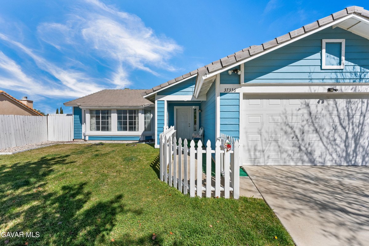 chilenoces's tweet photo. 37336 Sheffield Drive, Palmdale, CA, 93550
3 bed | 2 bath 1358 Sq. Ft.
Active | 415000
https://t.co/dvLEIoT6LU
Welcome to 37336 Sheffield Dr, a beautifully maintained 3-bedroom, 2-bathroom home nestled in a desirable Palmdale neighborhood. Built in 1991 and offering 1,358... https://t.co/Fiyar5TgwM