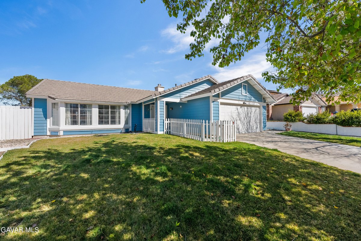 chilenoces's tweet photo. 37336 Sheffield Drive, Palmdale, CA, 93550
3 bed | 2 bath 1358 Sq. Ft.
Active | 415000
https://t.co/dvLEIoT6LU
Welcome to 37336 Sheffield Dr, a beautifully maintained 3-bedroom, 2-bathroom home nestled in a desirable Palmdale neighborhood. Built in 1991 and offering 1,358... https://t.co/Fiyar5TgwM
