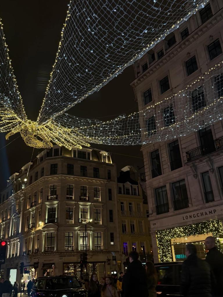 cvaleofficial's tweet photo. Under the London glow.
#LondonChristmas #RegentStreet #VisitLondon #LondonCity #ChristmasInLondon #UKTravel #LondonBeauty #WestEnd https://t.co/iBne5mAgEf
