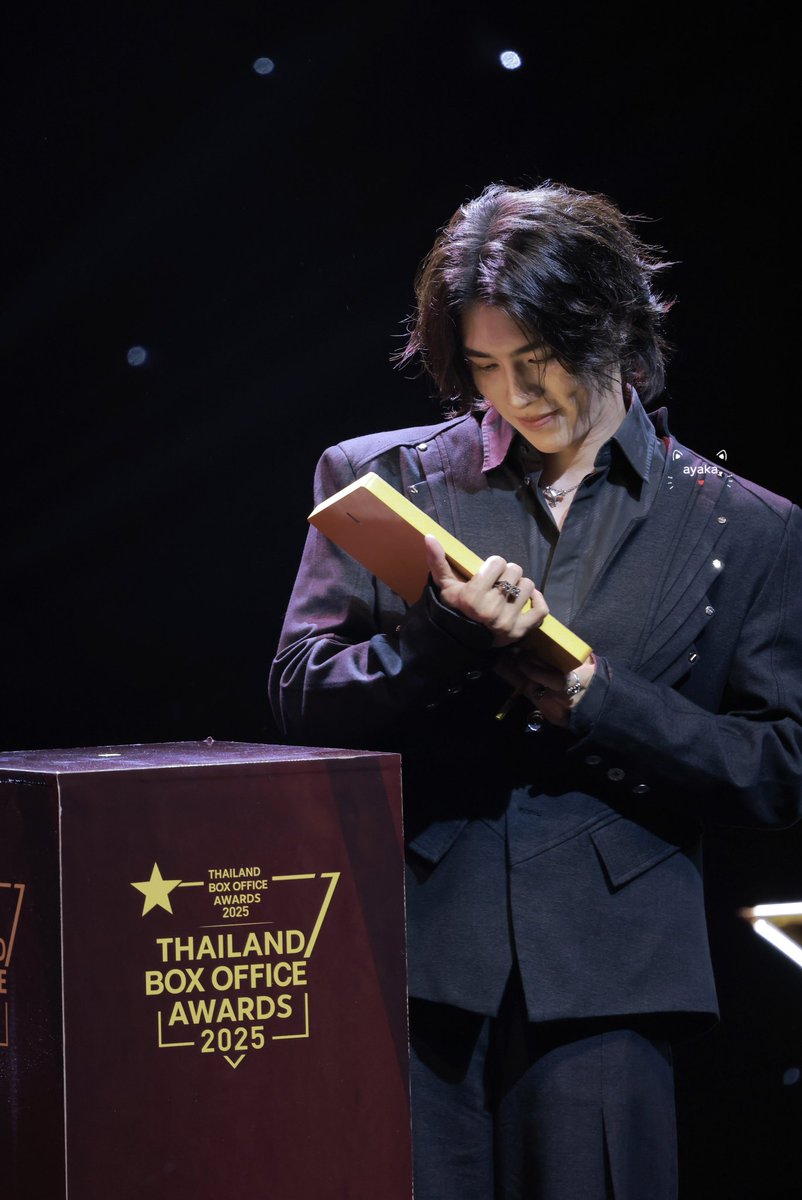 vmnoneko's tweet image. Boom receiving the award for TopForm as best adapted series. He may stand alone on that stage tonight but he represents everyone who made the show a success.

#ThailandBoxOfficeAwards2025
#TBO2025SmartBoom
#BXXMRVW #RVW #smartcsnp