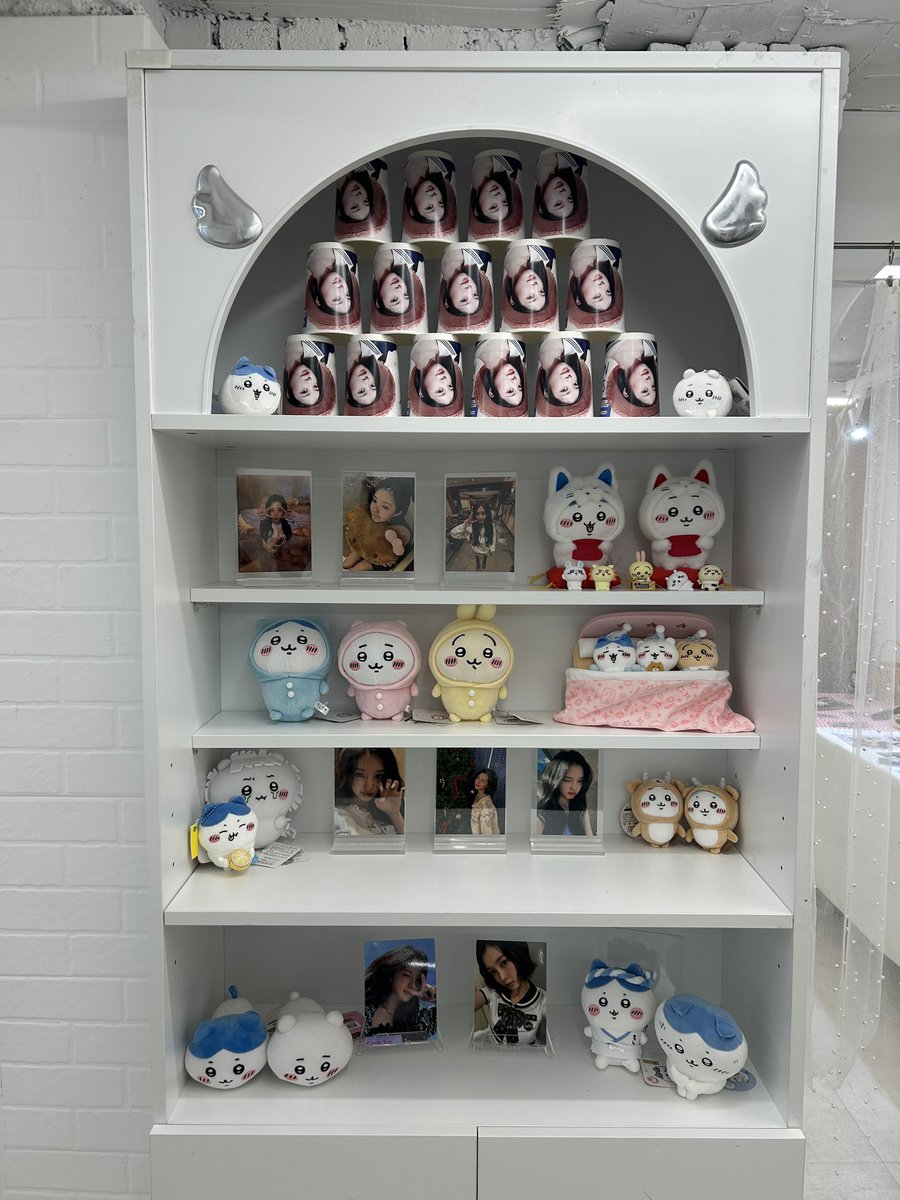 chae___m's tweet photo. お店が白だったから装飾が映えてて一つひとつかわいかった🩵
ラキドロガチャガチャも楽しかったです◓٩(ˊᗜˋ*)و
#햇살같은_요니의_멜로디
#SpringMelody_with_Dayeon https://t.co/ykKQ69WlSD