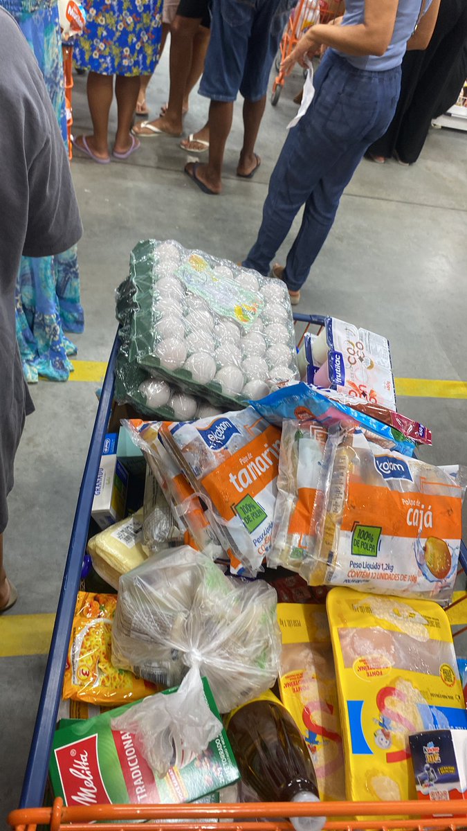 RubeeensBrito's tweet photo. @musadosmeme Gastei o mesmo valor num carro cheio de compras para 1 mês , faltando só a mistura tem algo de errado nessa compra sua aí https://t.co/baXpebFOwr
