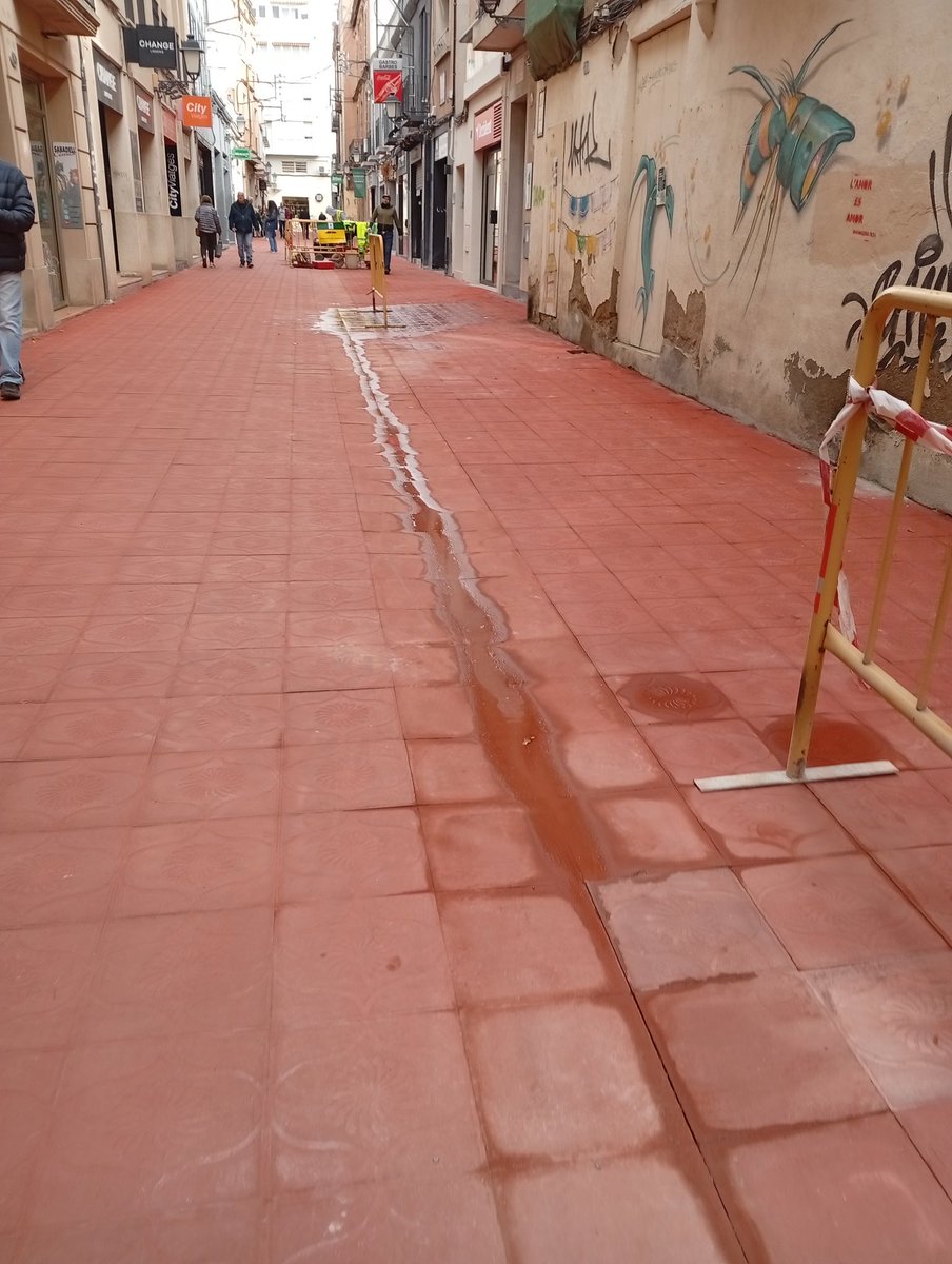 BonJAlways's tweet photo. Avui estan refent rajoles al carrer Sant Antoni.
Si s’han d’arreglar al cap de pocs dies… alguna cosa no es va fer bé.
Els veïns mereixen obres ben fetes des del primer moment.
@Aj_Sabadell @RadioSabadell @diarisabadell #DesastreVermell #Sabadell #EspaiPúblic https://t.co/L7BLspMGGQ