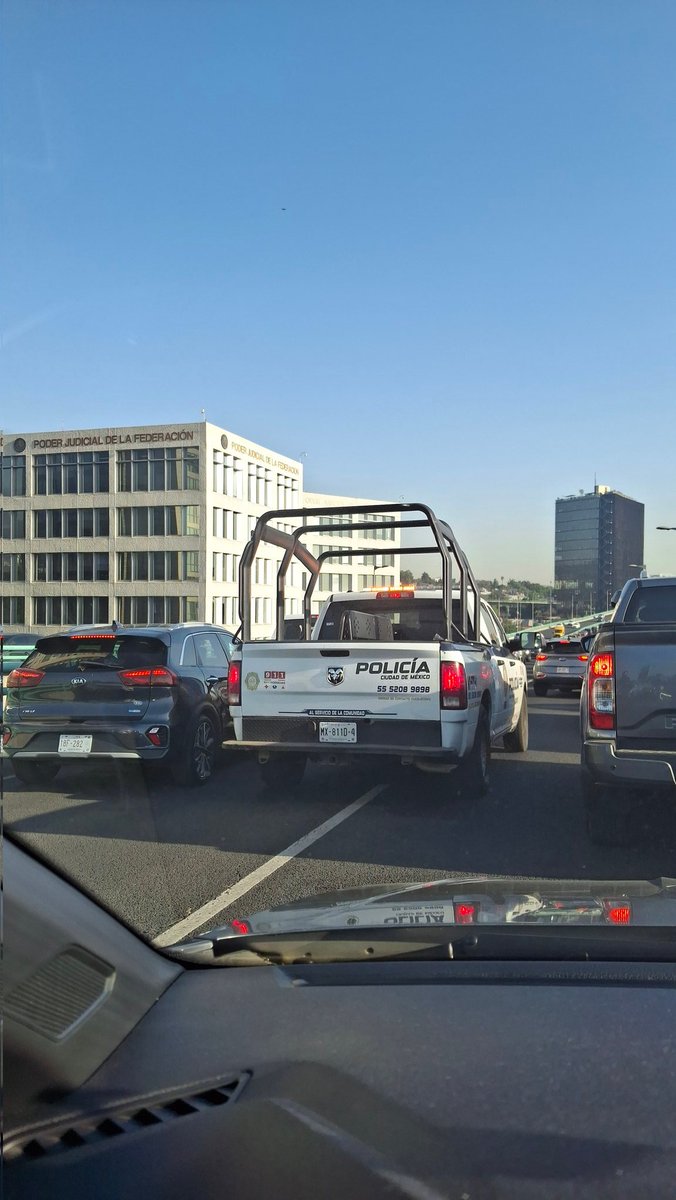 Diario lo mismo. Patrullas de la cdmx usando torreta para pasar entre carriles en segundo piso altura Televisa hasta San Antonio. La prepotencia de <a href="/C5_CDMX/">C5 CDMX</a> <a href="/SGIRPC_CDMX/">Secretaría de Gestión Integral de Riesgos y PC</a> <a href="/OHarfuch/">Omar H Garcia Harfuch</a> <a href="/trafico889/">Radio Tráfico Total</a> <a href="/Radio_Formula/">Grupo Fórmula</a>