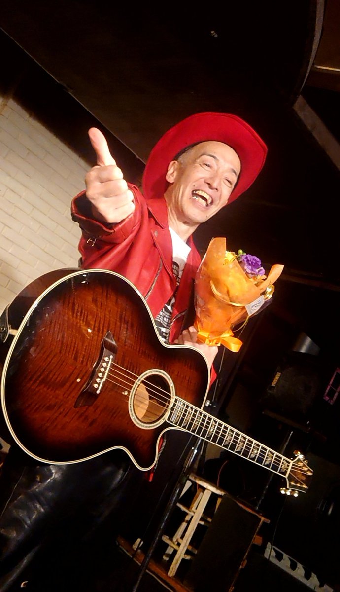 高田エージ@横浜サムズアップ('26.3.3)

今日はこちらに行ってきました🎶
サムズアップでのエージさんのBirthdayライブは今年がラストでした‼️
数回しか行けてないけどラスト行けて
本当に良かったです🎶
めっちゃ素敵な夜になりました✨
エージさん幸せな時間をありがとうございました🥰

#高田エージ