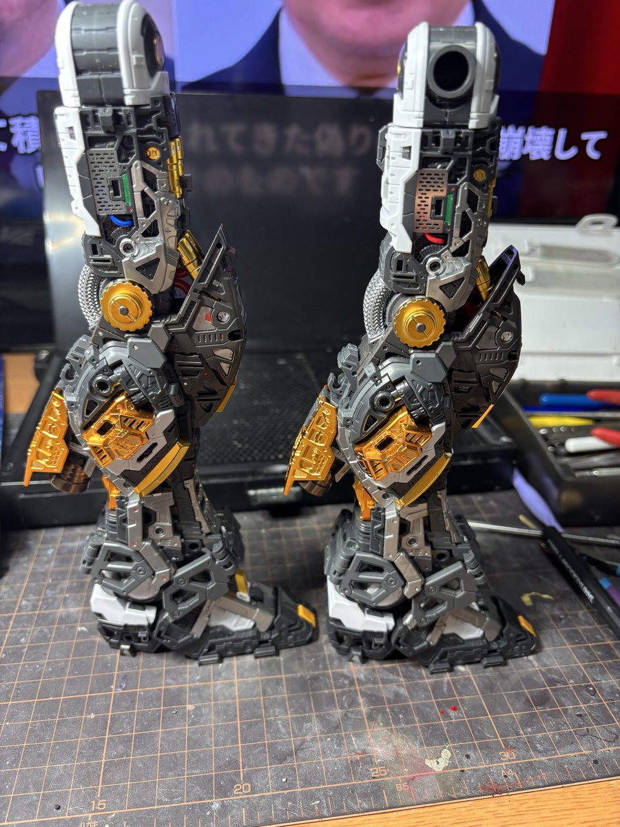 PGνの🦵脚なんだけど赤い丸ポッチとかシルバーの丸ポッチは立体シールなんだ
とにかく細かいシール土台か外れないからも〜
目が疲れる疲れる😭
でも貼ると映えるんよね〜