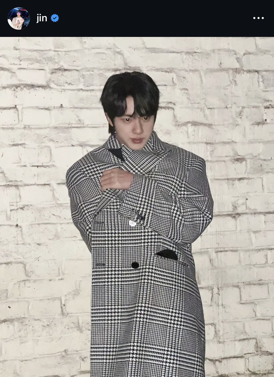 ARMYFRANCE_'s tweet photo. [@BTS_twt x Instagram]

「030326」 #JIN 🐹

🐹 [PHOTOS]
(*Sous le post de Jin)

🐯Il devait faire froid, la photo est toute floue.
🐿 Ohhhhhhhhhhhhhhh.

#Baem

#BTS #방탄소년단 https://t.co/wOT6saY6e0