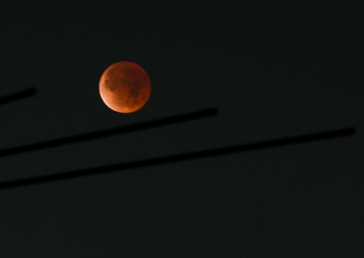 Eclipse total de Luna visto desde México. 
📸 La Crónica.
📸 Excélsior.
