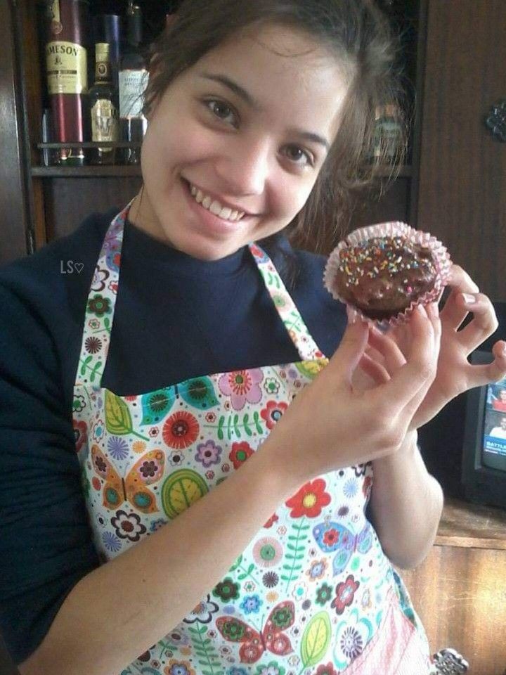 kminesis's tweet photo. Es gracioso como le critican a Emilia que "se olvidó de sus orígenes" y de "agrandada" (que además no es cierto) y luego la quieren ofender llamándola "panadera". La coherencia no es algo que manejen sus haters. https://t.co/cAMsC95uU8