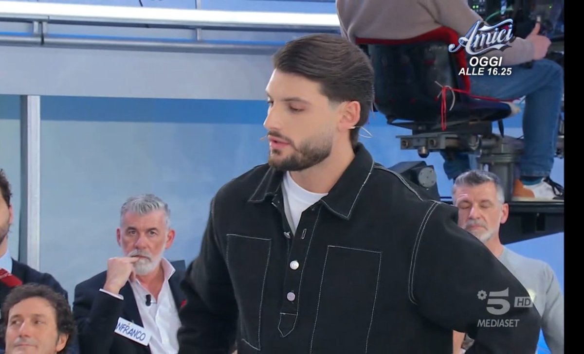 IlMondodellaTV's tweet photo. #Maria: "Ma non ti sembra di esagerare?"
#Ciro: "NO!"
#Maria: "E invece sí, anche il tono, datti na calmata!"
#uominiedonne https://t.co/dhNL6TyxRg