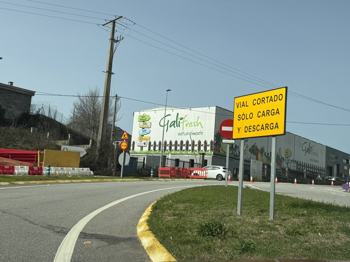 apasaxe's tweet photo. Desde mañana quedará cortada la circulación en sentido descendente(Vigo-Gondomar)de la PO-330 a su paso @apasaxe en @viladeGONDOMAR .     siendo obligatorio y único vial la ronda de la PO-331. Este corte está programado dentro de las obras de urbanización del PI A PASAXE https://t.co/RRskBoiXXu