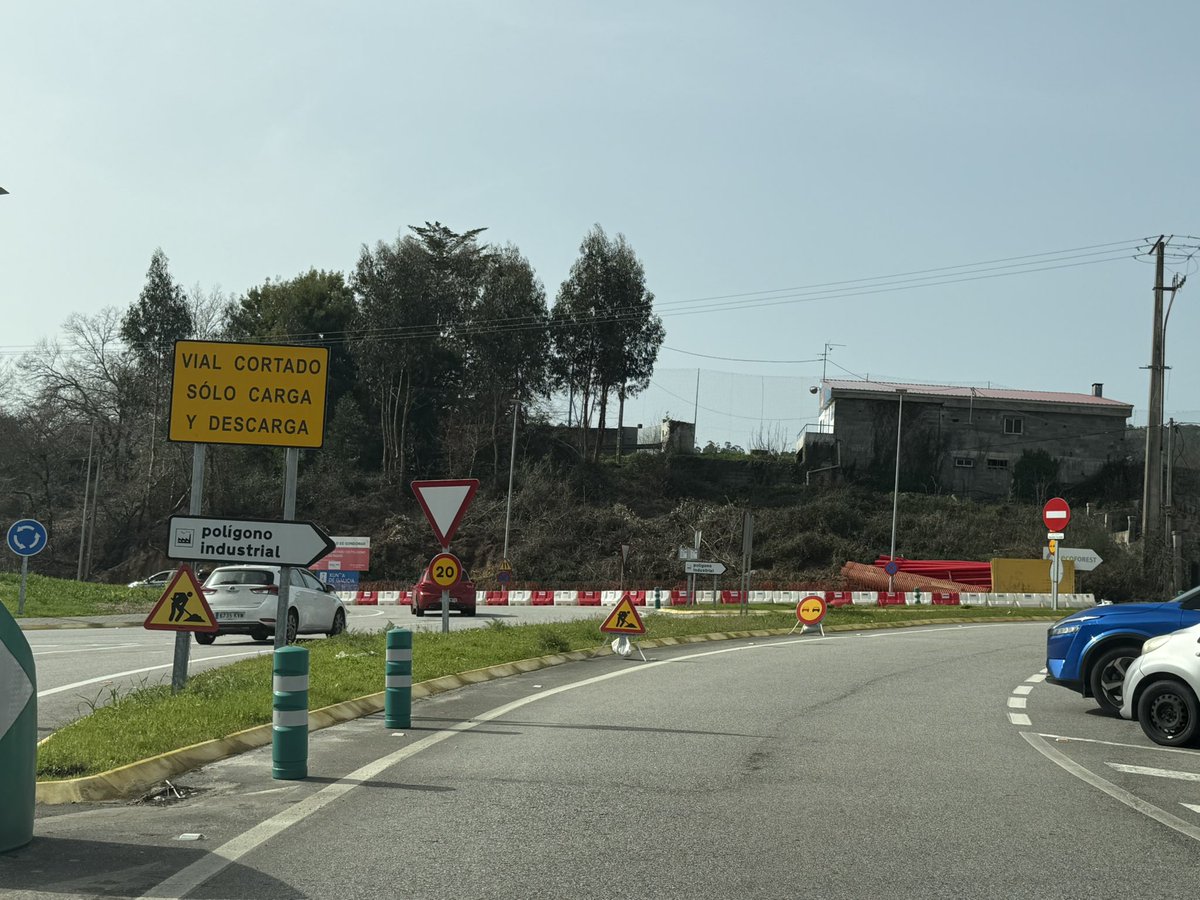 apasaxe's tweet photo. Desde mañana quedará cortada la circulación en sentido descendente(Vigo-Gondomar)de la PO-330 a su paso @apasaxe en @viladeGONDOMAR .     siendo obligatorio y único vial la ronda de la PO-331. Este corte está programado dentro de las obras de urbanización del PI A PASAXE https://t.co/RRskBoiXXu
