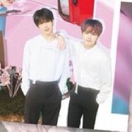 셔츠 입혀놓으니까 꼬마신랑들 같네 
늘 그렇듯 연하가 어깨를 또 연상에게 내어줌