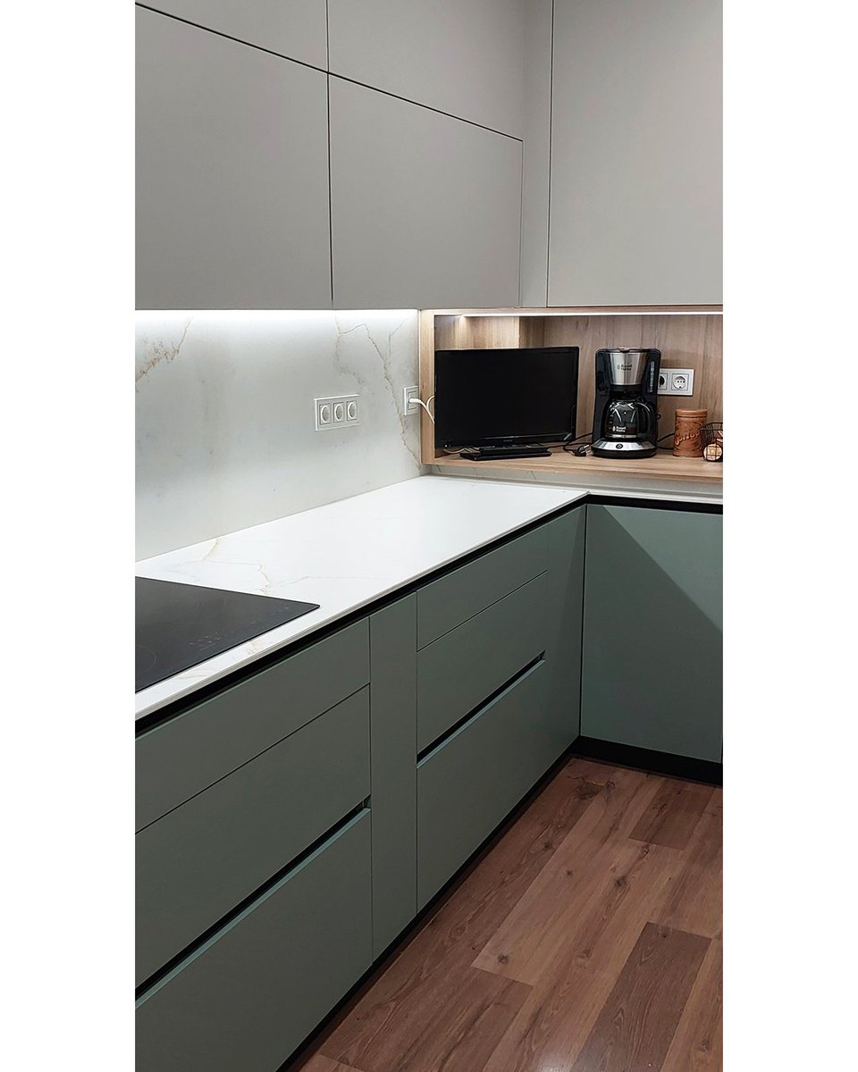 MiCarpinteriaMU's tweet photo. Esta cocina a medida combina tonos suaves y madera natural para crear un ambiente cálido y muy actual. Líneas limpias, almacenaje optimizado y una iluminación integrada que realza cada detalle sin recargar el espacio.

¿Os gusta cómo ha quedado ❤?

🔨 https://t.co/tetId2rVVU https://t.co/xMtrrSjvX3