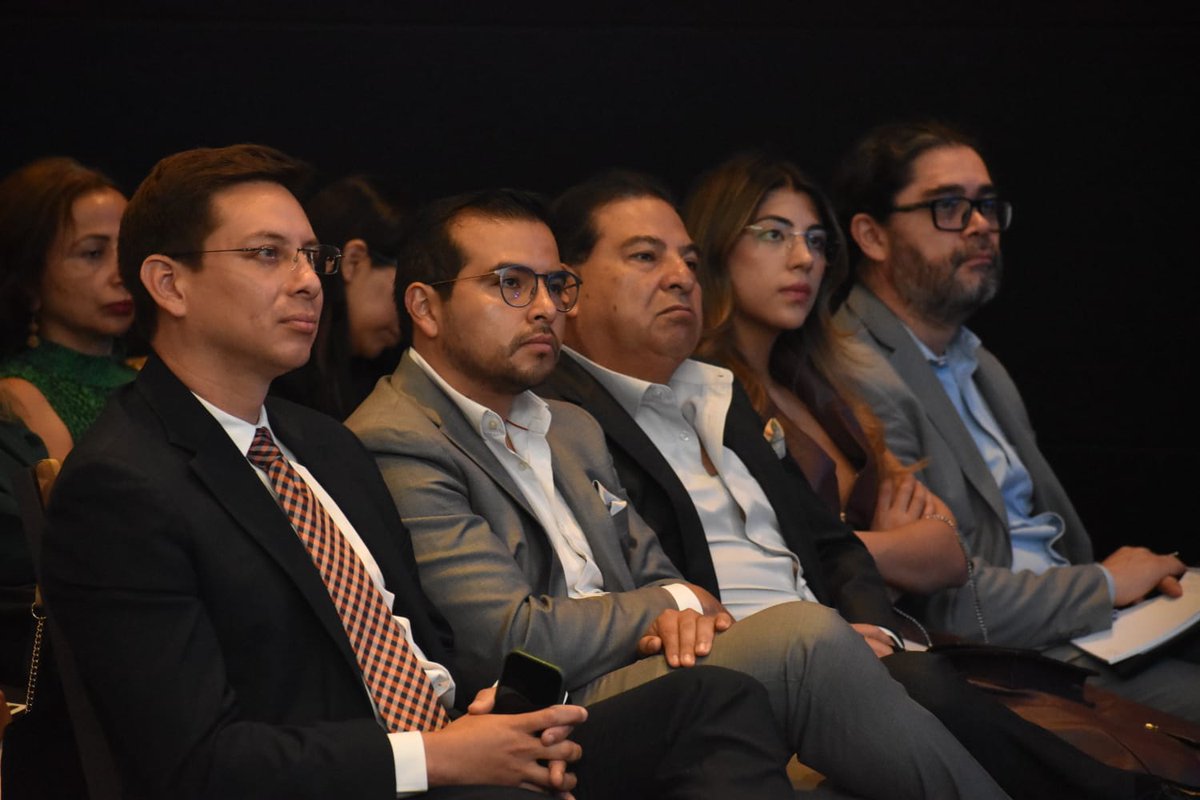 UNIR_Ecuador's tweet photo. Summit Empresarial 4.0 | 👥

Desde la ciudad de Quito se dio inicio al #Summit de @UNIRuniversidad, un espacio donde académicos y directivos analizan el futuro del #liderazgo en un ecosistema empresarial marcado por la inteligencia artificial.

🤝 Con la colaboración de @Nestle_Ecuador, @NetlifeEcuador y @BancodelAustro, el evento ofrece una visión profunda y actualizada sobre cómo la #IA está transformando los modelos de negocio, la gestión del talento y los procesos de toma de decisiones en Ecuador 🇪🇨.

#SummitEmpresarial #UNIRuniversidad
