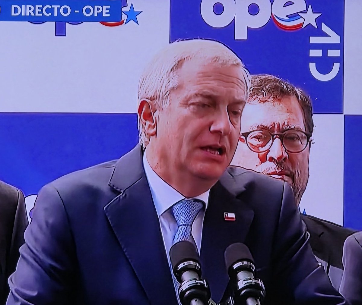 Resumen
-Boric no mintió
-el Electo llegó a La Moneda con un relato, se encontró con otra versión y no le gustó
-hace pto de prensa y no puede  justificar lo injustificable y ahora, dolido, manda a su gente a entorpecer el cambio de mando

PD: y más encima perdió el papelito 🤣