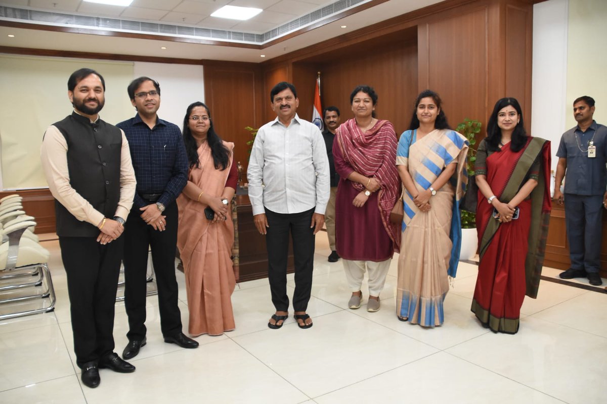 Collector_HNK's tweet photo. హనుమకొండ జిల్లా కలెక్టర్‌గా బాధ్యతలు స్వీకరించిన చాహత్ బాజ్ పాయ్ గారు, హైదరాబాద్లో ఉమ్మడి వరంగల్ జిల్లా ఇంచార్జి మంత్రి పొంగులేటి శ్రీనివాస్ రెడ్డి గారిని మర్యాదపూర్వకంగా కలిసి పూల మొక్కను అందజేశారు.
@TelanganaCMO
@TelanganaCS
@IPRTelangana https://t.co/a0d9XLNKn9