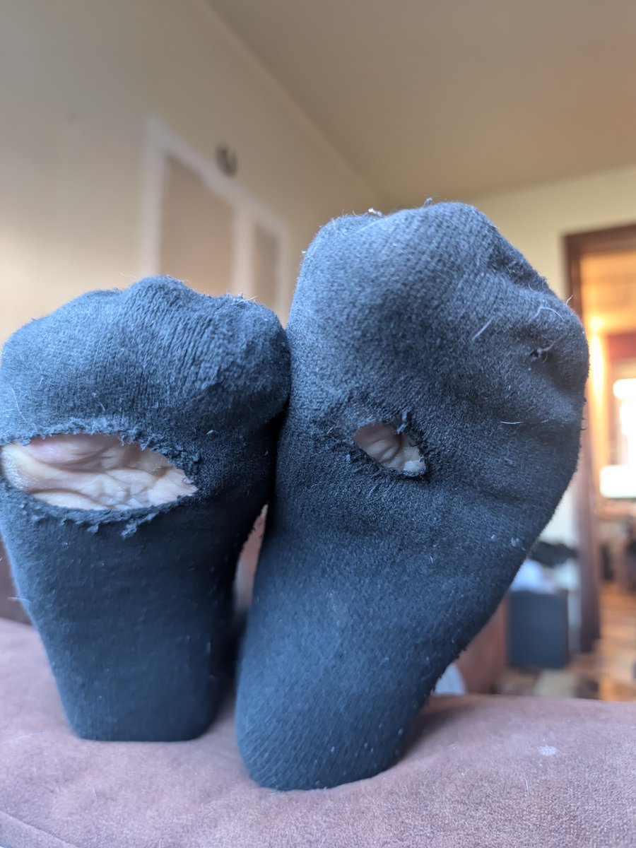 GrandFeetGoddes's tweet photo. @ripmysocks
Since you asked to see the second hole 😉
These were worn for 5 days and are now ziplocked and put away. So they are available to buy
#wornsocks #sellsocks https://t.co/D9YDz9CKMI