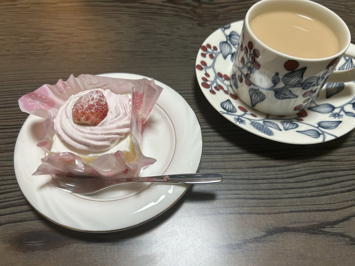 Uffu アッサム
セブンイレブン　いちごケーキ🍰

わが家は雛祭りのお祝いは週末だった🎎
ちらし寿司ではなく、子の希望で家族で手巻き寿司。蛤のお吸い物にあさりの酒蒸し。
手巻きの具にも帆立をいれたので貝多め。
海産物大好きな子なので喜んでくれて母は嬉しかった☺️これからもすくすく成長してね