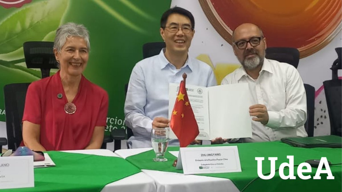 UdeA's tweet photo. 🌍🍃 ¡La #UdeA cruza fronteras para fortalecer el agro colombiano! Firmamos un convenio marco de cooperación con Agrícola Himalaya S.A. y la South China Agricultural University —SCAU— de China para potenciar la investigación, la innovación y la transferencia de conocimiento en ciencias agrícolas y del té.

💚 ¿Qué lograremos con este convenio de 5 años? 

📌 Investigación de vanguardia: Desarrollo conjunto de proyectos en horticultura, biotecnología y ciencias del té.
📌 Movilidad global: Intercambio académico de docentes, investigadores y estudiantes entre Colombia y China.
📌 Impacto social: Transferencia de tecnologías y buenas prácticas para fortalecer a las comunidades vinculadas a las cadenas de valor agrícola.
📌 Visión de mercado: Exploración de oportunidades para el té colombiano en el mercado de la República Popular China.

📎 Esta alianza estratégica hace parte de nuestra apuesta permanente de articular capacidades científicas y productivas, promoviendo el intercambio académico y el desarrollo de investigaciones útiles para la sociedad y el mercado global. 

🤝 💚 ¡Seguimos conectando nuestra academia con empresas que transforman el territorio!