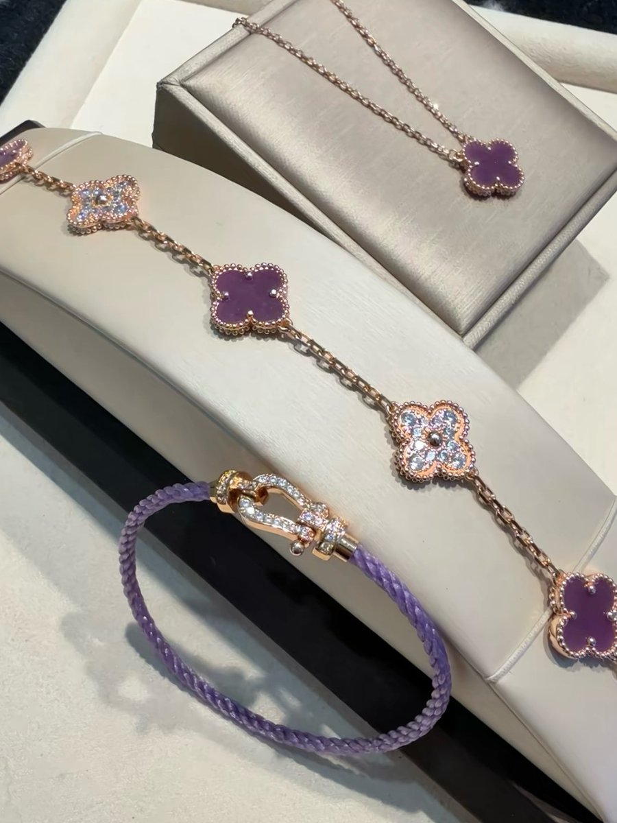 Freya8ume's tweet photo. Purple reign: The ultimate jewelry stack https://t.co/sHWWlzRplD