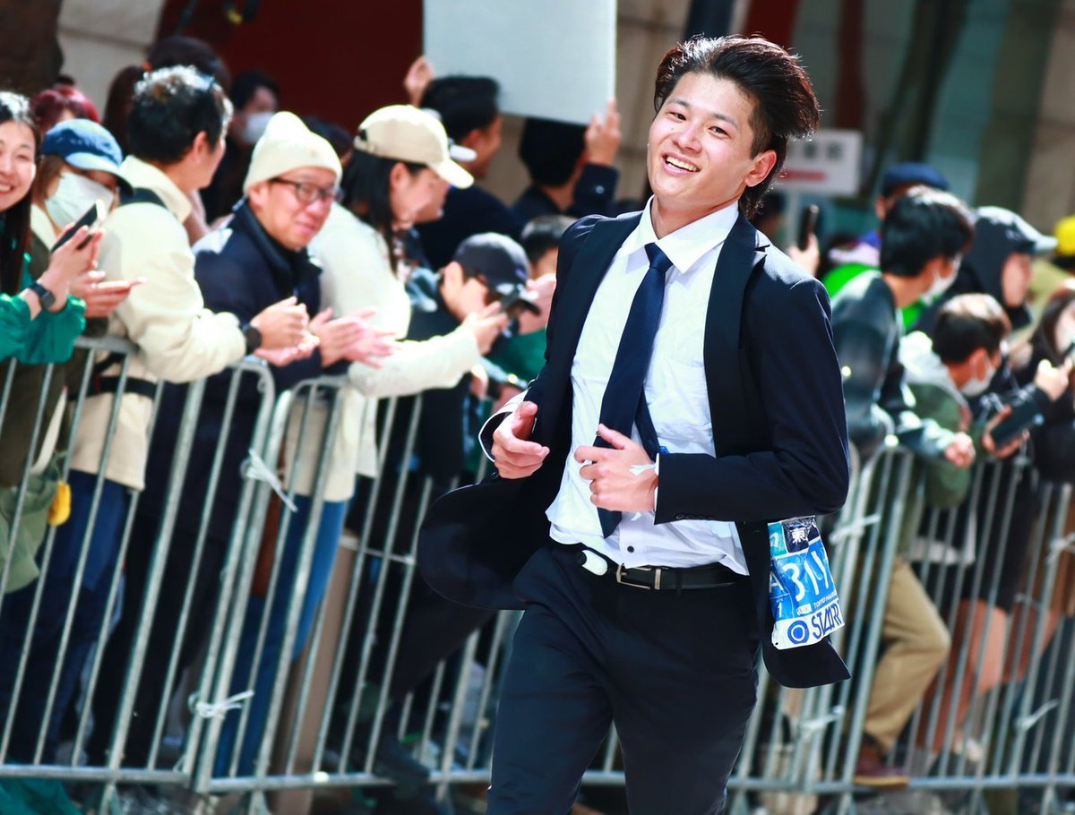 ekiden_navi's tweet photo. 【#東京マラソン2026】
▶出勤日を間違えた!?

坪井慧(法大卒)出勤時間 2:50:45

調教された法政ファンはこれを楽しみに待っていた。法政大学時代は山下りの6区と主将を務める。ギネス記録を目指して走るも急いで家を出たばかりにシューズ選定をミスり惜しくも届かず笑。次回も期待します！ https://t.co/Q8SCxcpuQh