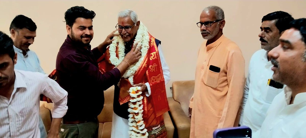 Dr_Sitasaran's tweet photo. अशोक नगर स्थित रेस्ट हाउस में स्वजनों एवं क्षेत्र के सम्मानित साथियों से आत्मीय भेंट एवं सौजन्य मुलाकात हुई।

इस अवसर पर आप सभी के द्वारा दिए गए स्नेह, सम्मान एवं आत्मीय स्वागत के लिए हृदय से आभार व्यक्त करता हुँ। https://t.co/3GRyjTAO5B