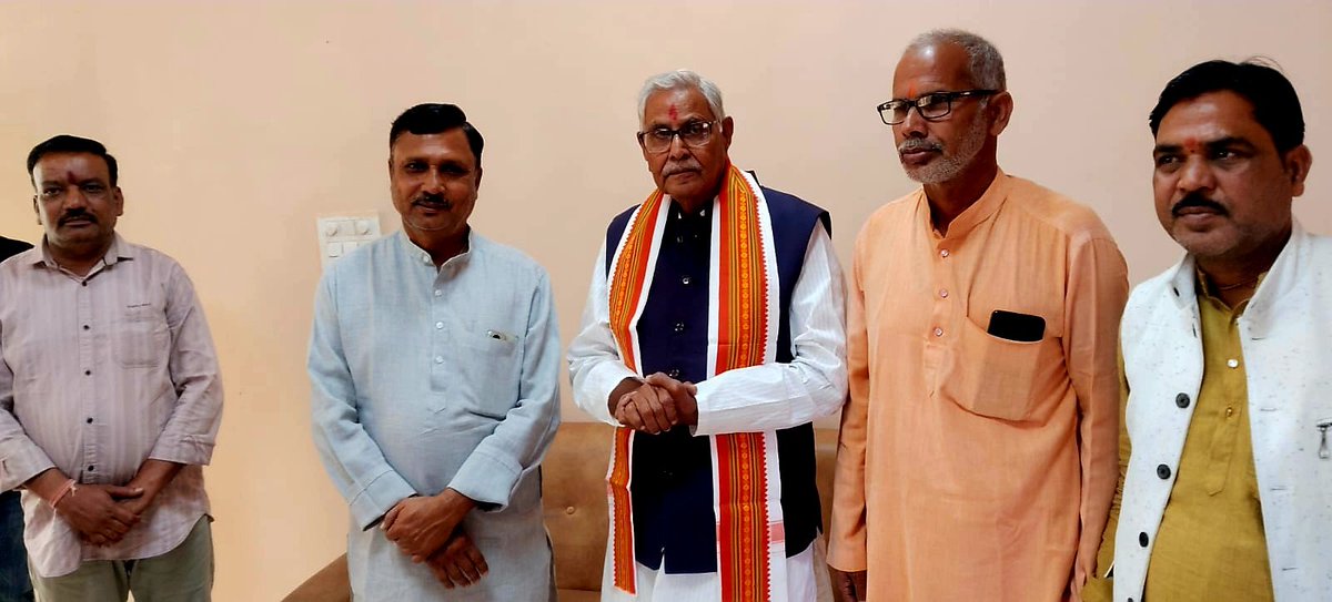 Dr_Sitasaran's tweet photo. अशोक नगर स्थित रेस्ट हाउस में स्वजनों एवं क्षेत्र के सम्मानित साथियों से आत्मीय भेंट एवं सौजन्य मुलाकात हुई।

इस अवसर पर आप सभी के द्वारा दिए गए स्नेह, सम्मान एवं आत्मीय स्वागत के लिए हृदय से आभार व्यक्त करता हुँ। https://t.co/3GRyjTAO5B