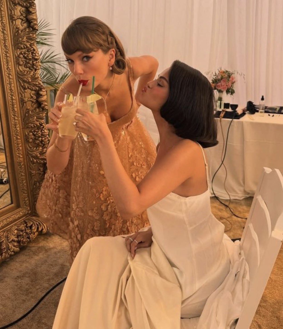 swifferupdates's tweet photo. 🎙️| Selena Gomez reveals Taylor Swift wrote a song called “Family”, a decade ago that’s about her and Selena’s friendship 🥹

“There’s this song Taylor wrote about us and it was called “Family”, and it was over easily a decade ago, it was basically saying you have these amazing dreams, and now when I listen to that song it makes me want to cry because it has happened for us”