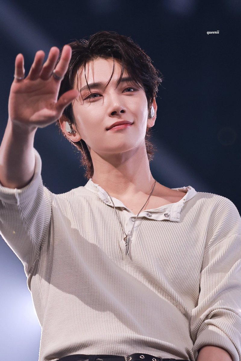 너 첫날은 십자가 둘째날은 깃털 목걸이 했다고?
그것도 남친이 보러온 콘서트에서ㄷㄷ