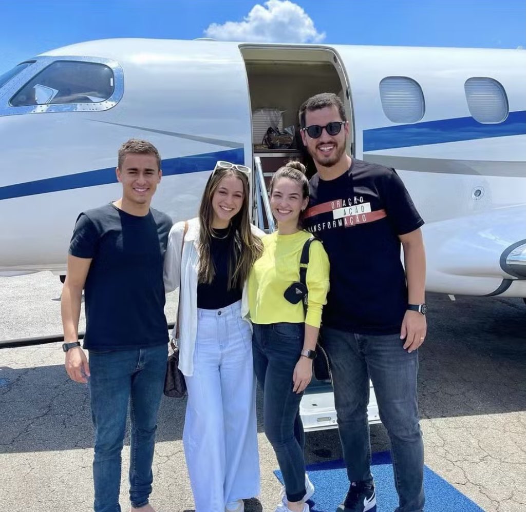 Nikolas andou mais de 9 vezes no jatinho de Vorcaro, dono do Master, mas não sabia q a aeronave era dele. Flávio Bolsonaro homenageou e colocou mãe e esposa de Adriano da Nóbrega no seu gabinete mas não sabia q ele era um matador de aluguel. Normal, afinal são pessoas de bem.