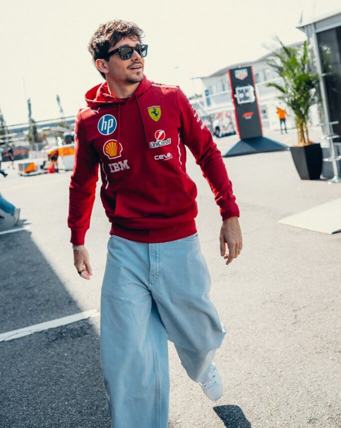 Colapinto tiene cositas de Leclerc

Su gusto por pantalones horribles.