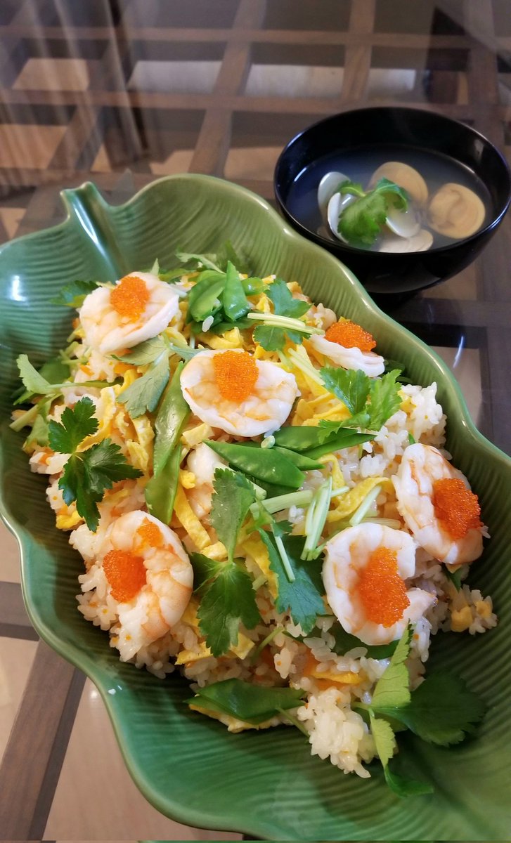 今年も春を迎える儀式、確定申告が終わり、ホッとして昼食のトムヤムクンラーメンで一息。カフェで一息。ウィンドウショッピングで一息。ずっと一息…一息…。
あ、3/3の雛祭りはちらし寿司の儀式もしなければと慌てて食材を揃えに走り、例年どおりダイナミックちらし寿司完成！ごちそうさまでした😍