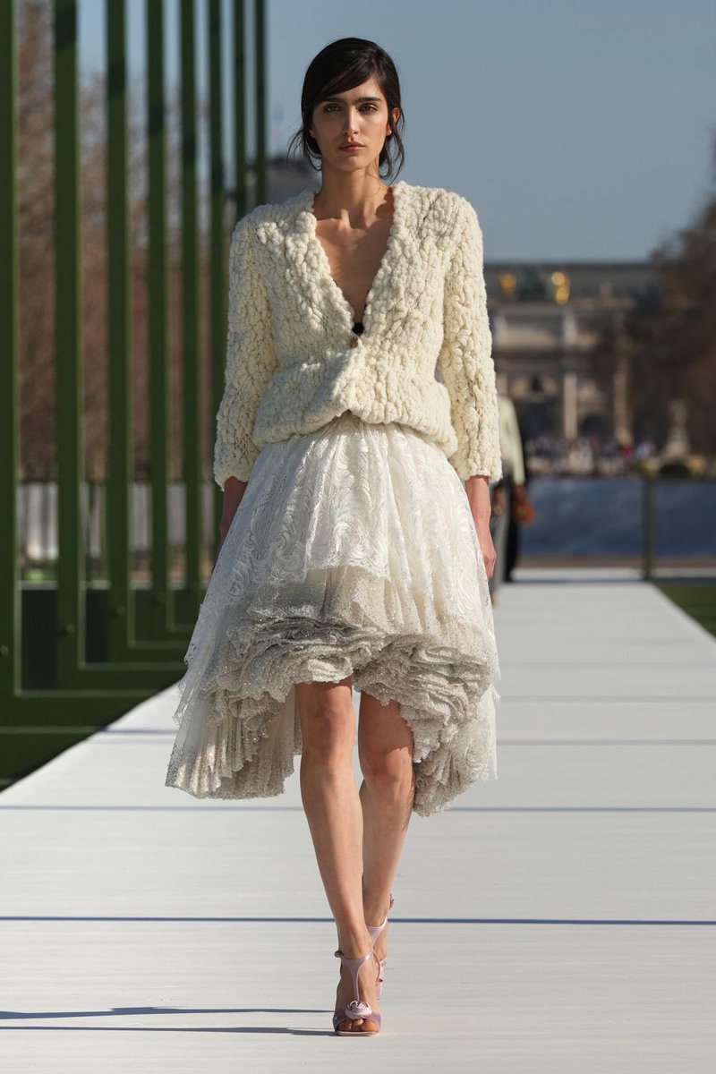 Jonathan Anderson’s Dior is really growing on me. I needed a second to adjust but it is spectacular how he’s juggling so many collections with such creativity and modernity!!