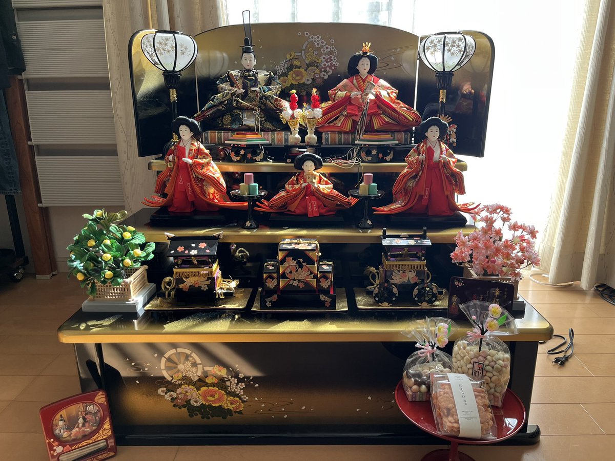 neoneoshiropon's tweet photo. 今日は楽しい雛祭り〜♬🎎
庭のさくらんぼの樹ももうすぐ開花しそう☺️🌸
それはそうと、数年前から三人官女の【長柄】が行方不明に😨
アリエッティに借りパクされてるのかな🙄 https://t.co/aumtHVVRfb