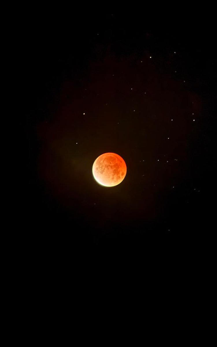 bujia_la's tweet photo. ESPECTACULAR 
Así se vio la ‘Luna de sangre’ o el eclipse lunar total desde Japón hasta México
En Hermosillo se observo ( observamos) alrededor de las 4 :45 horas https://t.co/ATy64VOlRx
