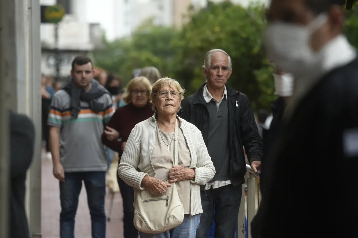 DiarioPuntal's tweet image. ▶️ #ANSES confirmó los #aumentos de #jubilaciones, pensiones y asignaciones en marzo

✅ Con la suba del 2,88% establecida, quienes cobran la jubilación mínima, junto con el bono de $70.000, recibirán $439.600,88.

🌐 puntal.com.ar