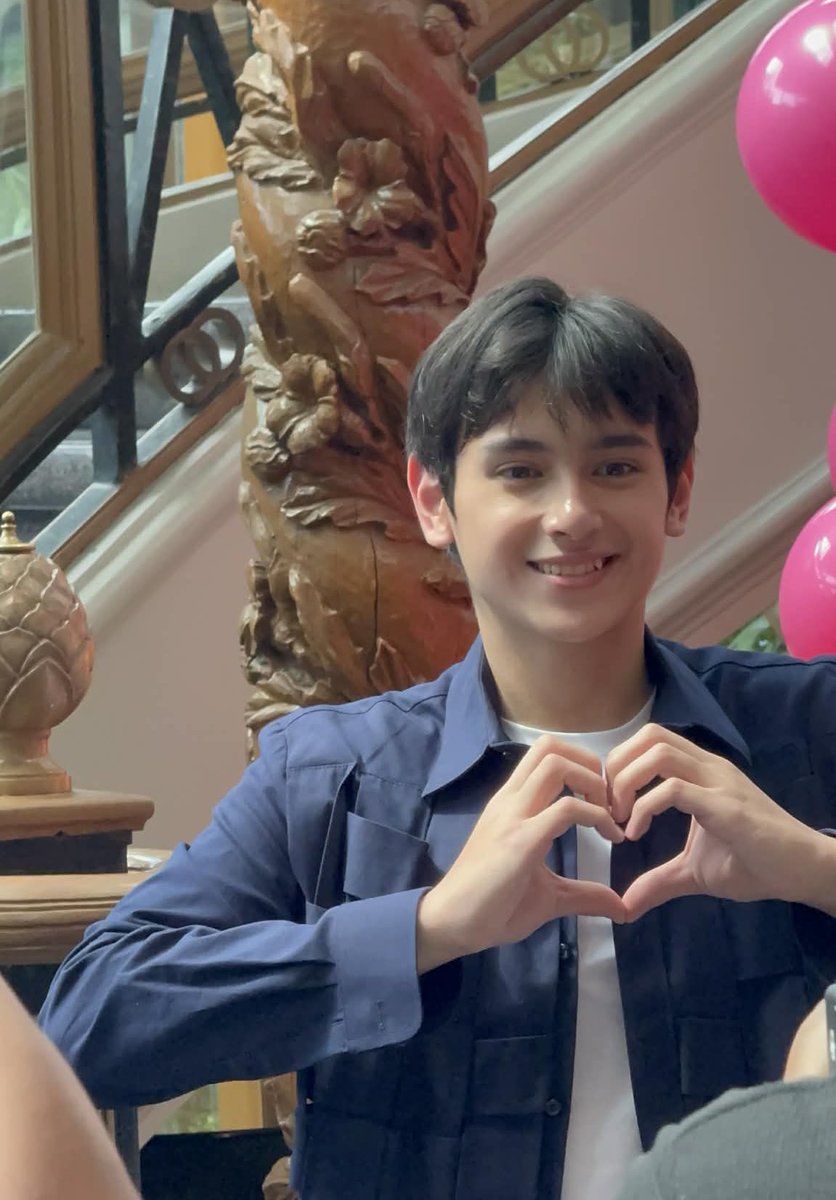 Simplegirl00's tweet photo. I just love to see that Heath is showing his "Moymoy" personality in public. Na kapag natutuwa sya tumatalon sya and ik weird sha for other people, but that's Moymoy, the pure, intrinsic, benign and innocent. 

SPARKLE WELCOMES HEATH https://t.co/6uPJr5mpWy