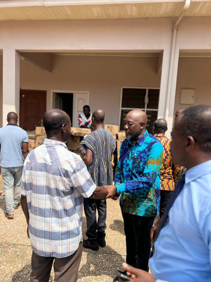Today, 3rd March 2026, Hon Nana Osei-Adjei, Member of Parliament for New Juaben North, met with all Assembly Members from the 20 Electoral Areas within the constituency.

#OperationLetThereBeLight 
#NyameNsaWom 🙏