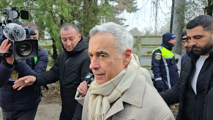 Ce face Călin Georgescu șase zile pe săptămână?

Înțeleg că o zi pe săptămână își pune pantalonași colorați, fură o eșarfă de la nevastă-sa să nu i se facă friguț la gâtuț, își trage badigarzii ăia dubioși pe care nimeni nu știe cine îi plătește și din ce bani și se duce la