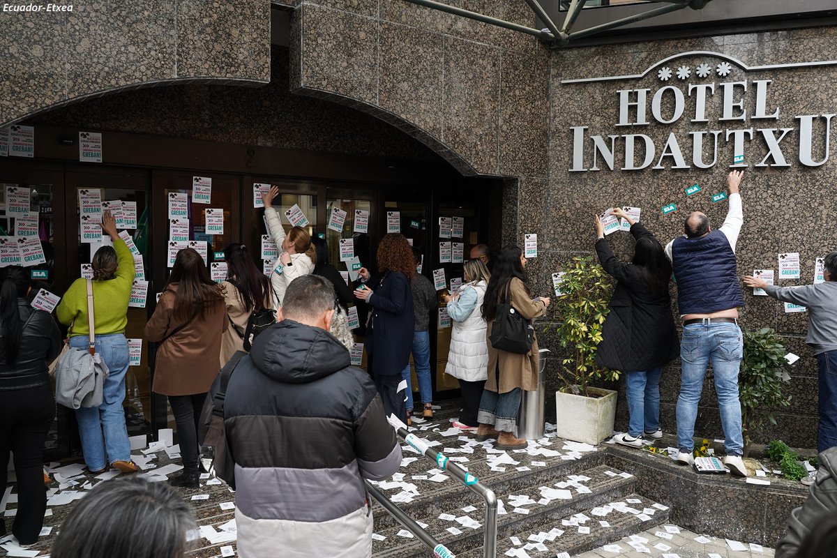 EcuadorEtxea's tweet photo. Camareras de piso del Hotel Indautxu #Bilbao empapelan la entrada en plena huelga 📢 @ELA_Sindikatua enmarca el conflicto dentro de la movilización general convocada para el 17M, tras congregar a miles de afiliados en toda Euskal Herria https://t.co/kAle908avj https://t.co/pl1zytZZSY
