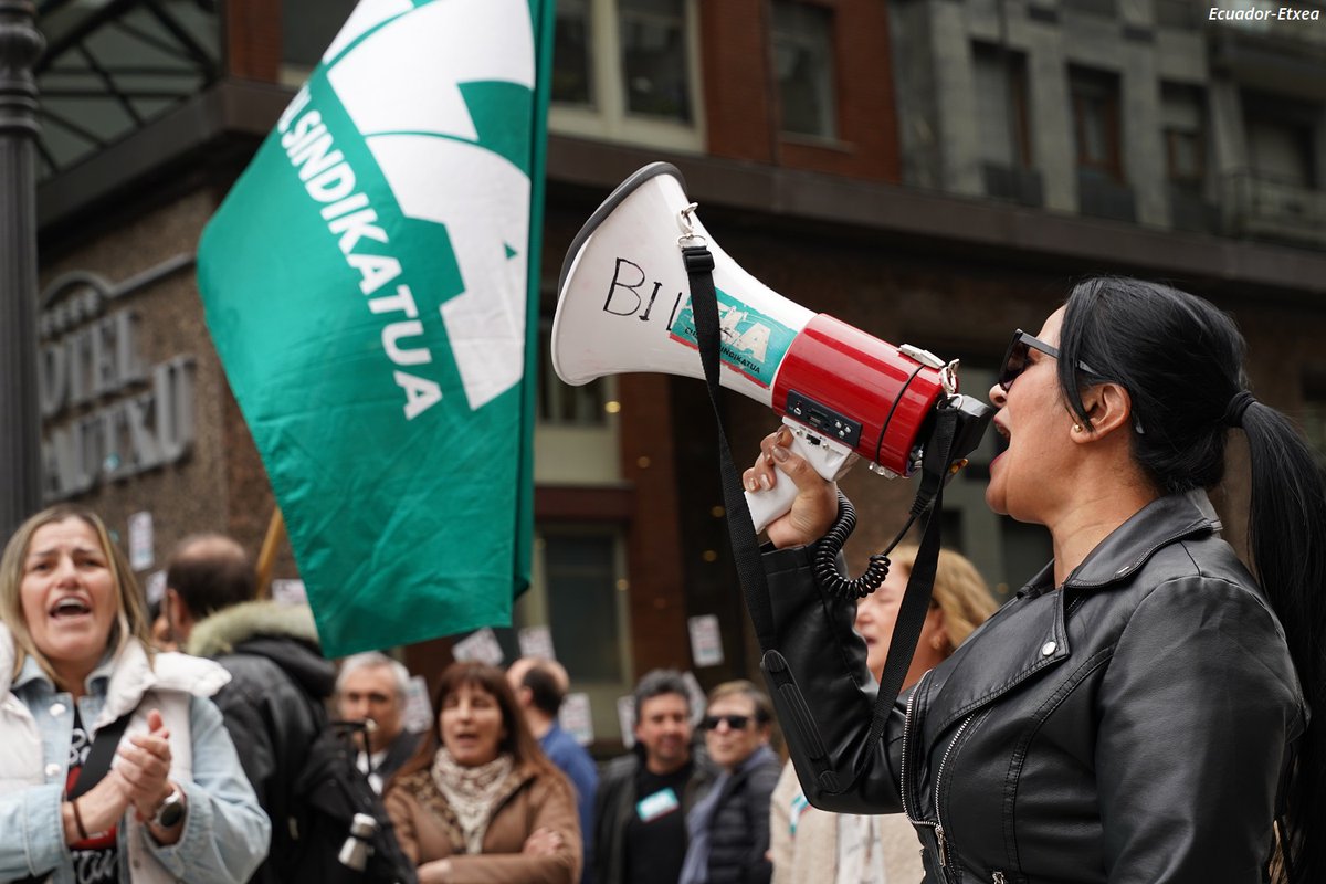 EcuadorEtxea's tweet photo. Camareras de piso del Hotel Indautxu #Bilbao empapelan la entrada en plena huelga 📢 @ELA_Sindikatua enmarca el conflicto dentro de la movilización general convocada para el 17M, tras congregar a miles de afiliados en toda Euskal Herria https://t.co/kAle908avj https://t.co/pl1zytZZSY