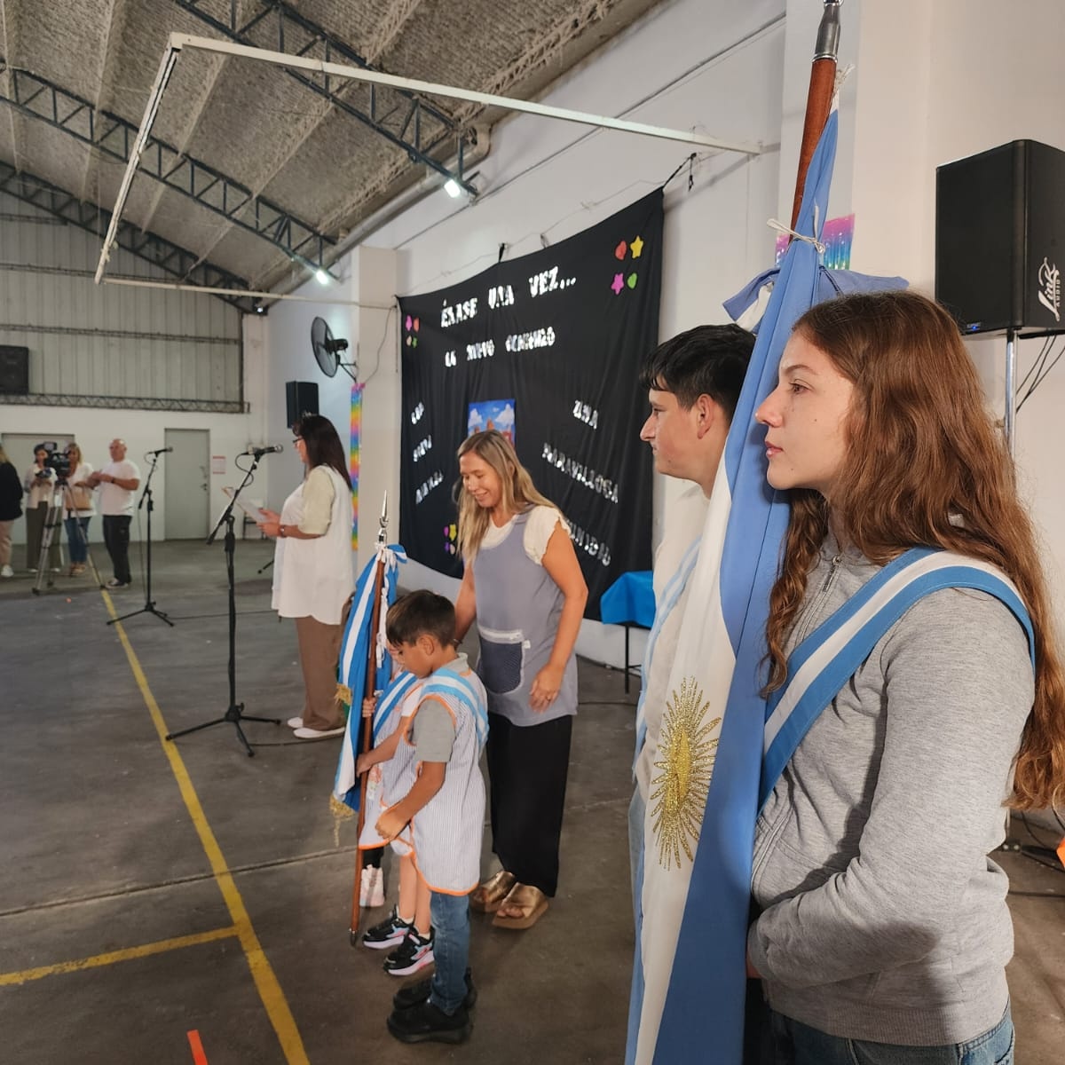 HCD_BahiaBlanca's tweet image. 🏫Acto Oficial de inicio de Ciclo Lectivo 2026

✒️La presidente del HCD, concejal Gisela Caputo, asistió esta mañana al Acto Oficial de inicio de Ciclo Lectivo 2026, el que tuvo lugar en la Escuela Primaria N°22 de nuestra ciudad.
#HCD
#ConcejoDeliberante 
#HCDBahiaBlanca