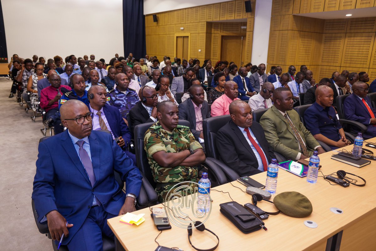 RTNBurundi's tweet photo. Evaluation mutuelle du dispositif de Lutte contre le Blanchiment de Capitaux (LBC), le Financement du Terrorisme (FT) et le Financement de la Prolifération (FP) des armes de
destruction massive: Présentation des recommandations préliminaires aux Hautes Autorités du Burundi

À la suite de la mission d'évaluation mutuelle conduite par les Experts de l’Eastern and Southern Africa Anti-Money Laundering Group (ESAAMLG), une réunion de haut niveau s'est tenue ce mardi 03 mars 2026 à Bujumbura.

Cette mission, organisée dans le cadre du cycle international d'évaluation des dispositifs de lutte contre le Blanchiment de Capitaux, le Financement du Terrorisme et le Financement de la Prolifération des armes de destruction massive (LBC/FT/FP), s'est déroulée du 15 au 27 février 2026 à Bujumbura.

La réunion de ce matin,  jour de clôture, avait pour objectif de présenter aux Hautes Autorités du Burundi les recommandations préliminaires issues des constats effectués par l'équipe d'évaluateurs. Elle a également constitué un cadre d'échanges constructifs autour des principales observations formulées, dans le respect des priorités nationales et du cadre institutionnel en vigueur.

Cette étape marque une phase importante du processus d'évaluation mutuelle, qui vise à apprécier le niveau de conformité technique et l'efficacité du dispositif national de LBC/FT/FP au regard des standards internationaux.

Les autorités burundaises ont réaffirmé leur engagement à poursuivre le renforcement du cadre juridique, réglementaire et opérationnel en matière de lutte contre la criminalité financière, en étroite collaboration avec les partenaires régionaux et internationaux.

Le rapport d'évaluation suivra les procédures internes de validation prévues par I'ESAAMLG avant son adoption formelle.